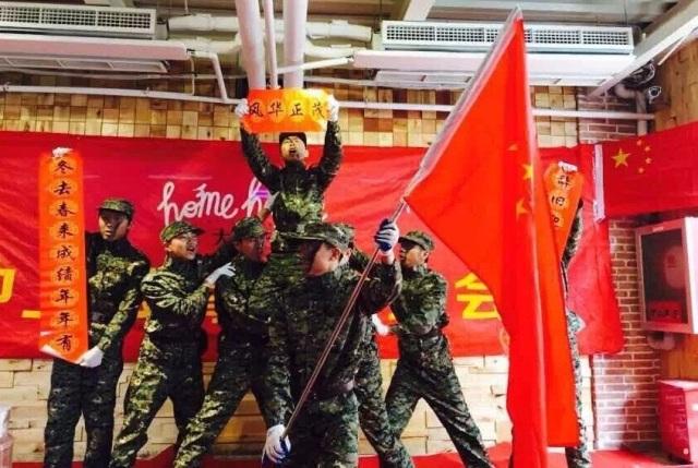 逃离废弃的卡车场