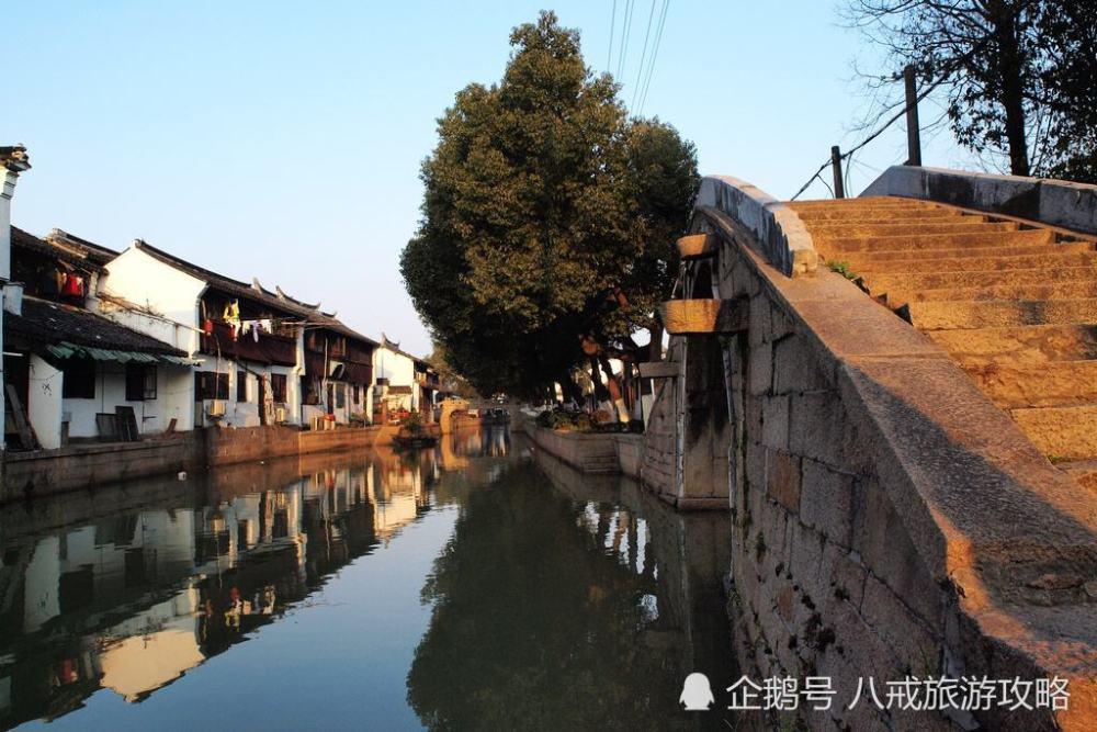 逃离昏暗下的小村