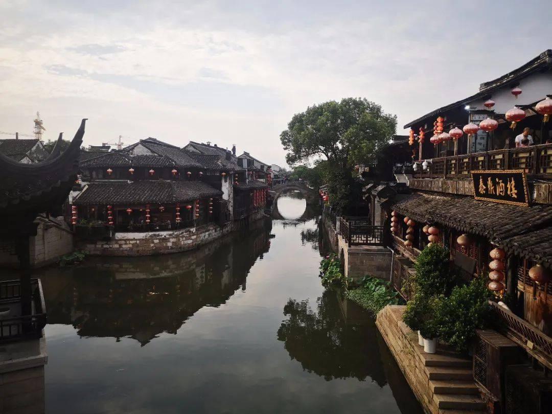 央视著名主持人欧阳夏丹与好闺蜜施琰再聚首，当年被称为新闻双旦游戏画面